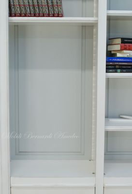 Libreria stile classico in legno con finitura colore bianco 3 ante e ripiani spostabili